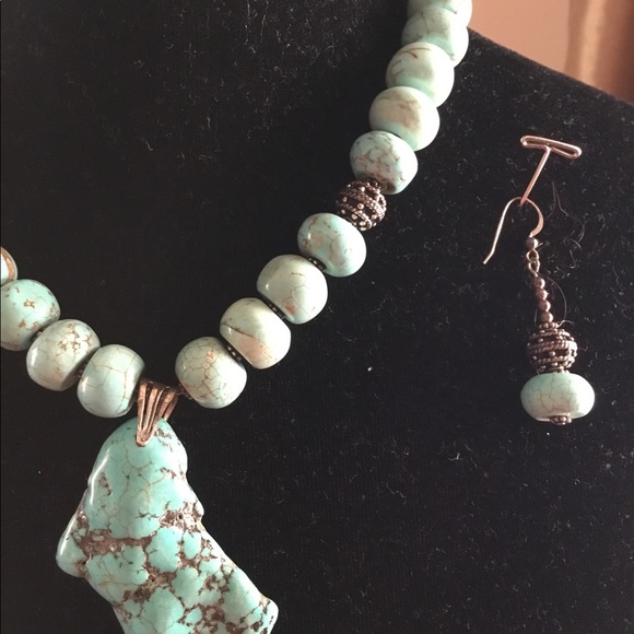 Turquoise beaded necklace with beaded earrings - Picture 6 of 6